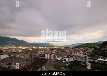 Villaggio di montagna italiano, immerso nella natura, con fantastiche vedute della campagna di Polla, Campania, Salerno, Italia Foto Stock