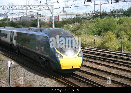 Un treno Avanti West Coast si dirige verso la stazione di Crewe Foto Stock