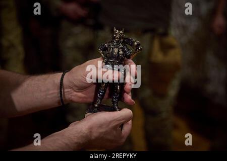 Donetsk, Ucraina. 29 luglio 2023. Il presidente ucraino Volodymyr Zelenskyy tiene in mano una statua del Lupo d'Argento donatagli dalle forze operative speciali, il generale di brigata Viktor Khorenko durante una visita alle posizioni di prima linea nella regione di Donetsk, il 29 luglio 2023 nell'Oblast' di Donetsk, in Ucraina. Zelenskyy visitò i commando SOF per celebrare la giornata delle forze speciali e si fermò in una stazione di servizio lungo la strada per salutare i sostenitori. Credito: Pool Photo/Ufficio Stampa Presidenziale ucraino/Alamy Live News Foto Stock