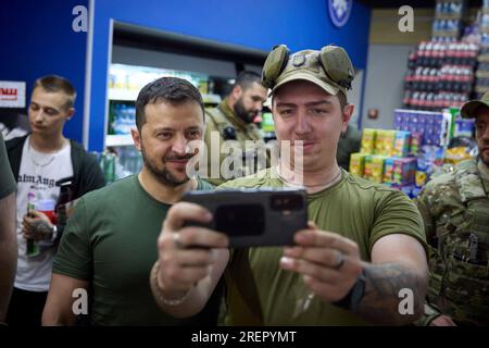 Donetsk, Ucraina. 29 luglio 2023. Il presidente ucraino Volodymyr Zelenskyy, se n'è andato, sorride per un selfie con un soldato durante una visita alle posizioni di prima linea nella regione di Donec'k, il 29 luglio 2023, nell'Oblast' di Donec'k, in Ucraina. Zelenskyy visitò i commando SOF per celebrare la giornata delle forze speciali e si fermò in una stazione di servizio lungo la strada per salutare i sostenitori. Credito: Pool Photo/Ufficio Stampa Presidenziale ucraino/Alamy Live News Foto Stock
