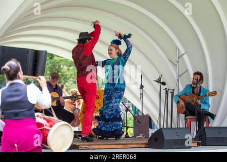 Londra, Regno Unito. 29 luglio 2023. I membri dell'Illusion Flamenca si esibiscono sul palco della Feria de Londres, una celebrazione della cultura andalusa e spagnola, che quest'anno si svolge nel Wembley Park. Ballerini di flamenco, musicisti, cibo spagnolo e molto altro ancora sono presenti in questo evento per famiglie nel fine settimana. Crediti: Stephen Chung / Alamy Live News Foto Stock