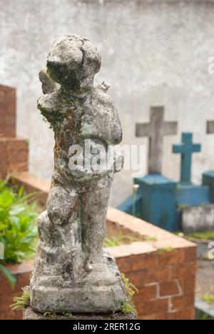 Statua d'angelo deteriorata nel cimitero di Paranapiacaba, distretto di Santo André. Brasile Foto Stock