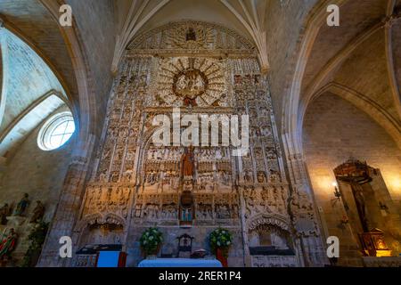 Grande altare dedicato a San Miguel, chiesa di San Nicola di Bari a Burgos. Provincia di Burgos, Comunità autonoma di Castiglia-León, Spagna. Foto Stock