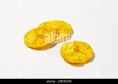 Kerala chips o Banana chips, snack cult di Kerala, immagine isolata con sfondo bianco Foto Stock