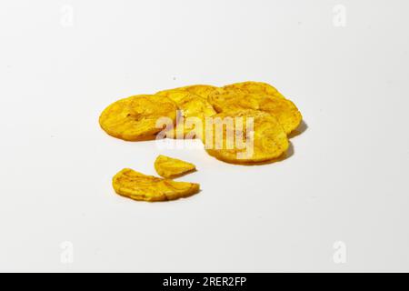 Kerala chips o Banana chips, snack cult di Kerala, immagine isolata con sfondo bianco Foto Stock