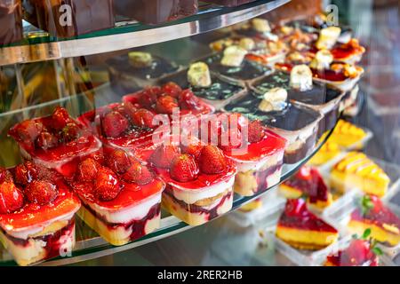 Deliziosi dessert alla frutta assortiti, torte e biscotti alla vetrina nel caffee. Dolci e dolcetti, piatti gustosi, panetteria, pasticceria. Bar, panetteria, sma Foto Stock