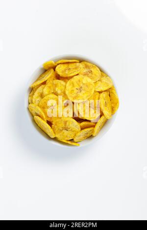 Kerala chips o Banana chips, snack cult di Kerala, immagine isolata con sfondo bianco Foto Stock