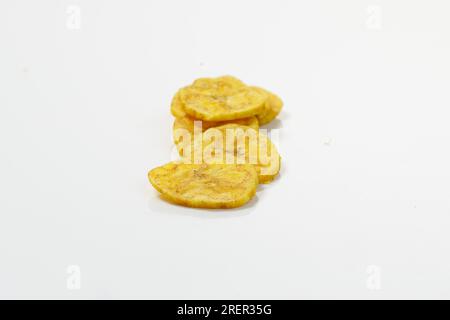 Kerala chips o Banana chips, snack cult di Kerala, immagine isolata con sfondo bianco Foto Stock