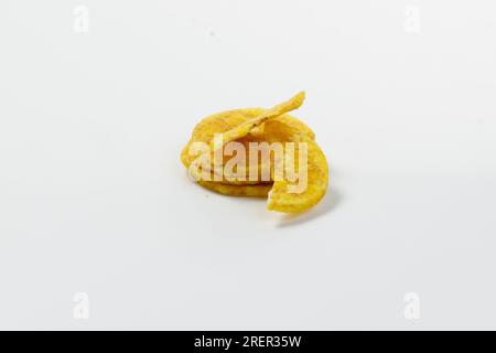 Kerala chips o Banana chips, snack cult di Kerala, immagine isolata con sfondo bianco Foto Stock