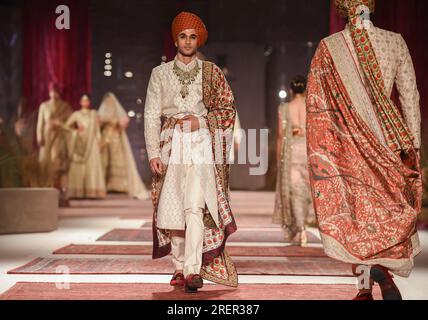 Nuova Delhi, India. 28 luglio 2023. Un modello mostra una creazione durante la FDCI India Couture Week 2023 a nuova Delhi, India, 28 luglio 2023. Crediti: Javed Dar/Xinhua/Alamy Live News Foto Stock