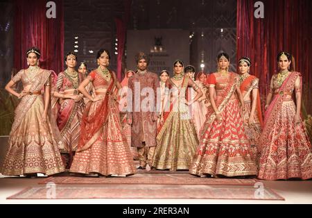 Nuova Delhi, India. 28 luglio 2023. I modelli espongono le creazioni durante la FDCI India Couture Week 2023 a nuova Delhi, India, 28 luglio 2023. Crediti: Javed Dar/Xinhua/Alamy Live News Foto Stock