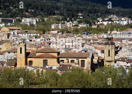 Vista aerea sulla chiesa o sull'Eglise du Saint Esprit (1706-1726) nella città vecchia o nel quartiere storico di Aix o Aix-en-Provence Francia Foto Stock