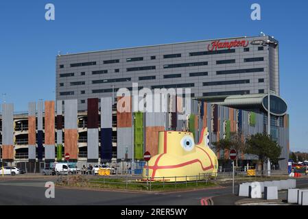 Yellow Submarine di fronte all'Hilton Hampton Hotel fuori dall'Aeroporto John Lennon di Liverpool, Inghilterra, Regno Unito Foto Stock