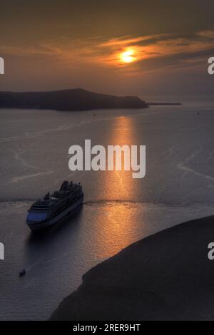 Santorini, Grecia - 30 maggio 2023: Splendido tramonto sul Mar Egeo dalla città di Fira (Thira) su Santorini in Grecia. Affacciato sulla caldera. Foto Stock