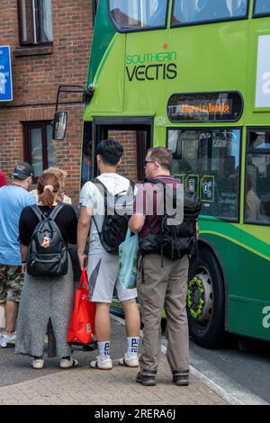 gente che fa la fila per un autobus sull'isola di wight. in attesa di salire a bordo di un autobus vectis meridionale a cowes, isola di wight. Foto Stock