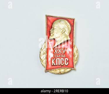 Distintivo che mostra il ritratto di Vladimir Ilyich Lenin e promuove il XXV Congresso del Partito Comunista dell'Unione Sovietica Foto Stock