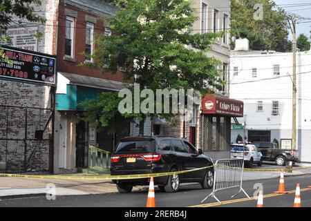 Staten Island, Stati Uniti. 29 luglio 2023. La polizia circonda l'area con le cassette della scena del crimine e i veicoli della polizia. Sparatoria fatale a Richmond Terrace a Staten Island, New York, Stati Uniti. Sabato mattina alle 4:29 il dipartimento di polizia di New York ha risposto a una chiamata di qualcuno sparato fuori dal 772 Richmond Terrace. Gli agenti hanno trovato un maschio di 37 anni sparato alla testa, e' stato dichiarato morto all'ospedale. Non sono stati effettuati arresti. La sparatoria è avvenuta prima dell'inizio di NYC Summer Streets. Credito: SOPA Images Limited/Alamy Live News Foto Stock