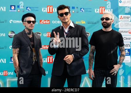 Giffoni Valle piana, Salerno, Italia. 29 luglio 2023. Gruppo pop rock italiano The Kolors: Alex Fiordispino (batterista), Antonio Stash Fiordispino (cantante) e Dario Iaculli (basso) partecipano alla photocall al Giffoni Film Festival 2023 il 29 luglio 2023 a Giffoni Valle piana, Salerno (Credit Image: © Francesco Luciano/ZUMA Press Wire) SOLO EDITORIALE! Non per USO commerciale! Foto Stock