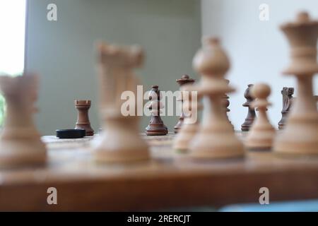 Una foto ravvicinata di pezzi di scacchi su un set da scacchi. Foto Stock