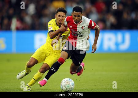 ROTTERDAM - (lr) Ilias Akhomach di Villarreal CF, Marcos Lopez di Feyenoord durante l'amichevole tra Feyenoord e Villareal CF al Feyenoord Stadion de Kuip il 27 luglio 2023 a Rotterdam, Paesi Bassi. AP | altezza olandese | BART STOUTJESDYK Foto Stock