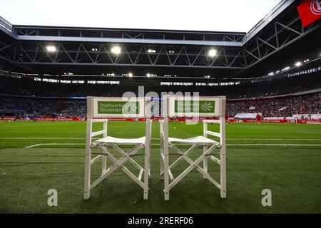 Düsseldorf, Germania, 29.07.2023. Fortuna Duesseldorf vs. Hertha BSC, calcio, 2. Bundesliga, 1. Matchday, stagione 2023/2024. Le sedie del formatore alla Merkur Spiel-Arena DFL PROIBISCONO L'USO DI FOTOGRAFIE COME SEQUENZE DI IMMAGINI E/O QUASI-VIDEO. Credito: NewsNRW / Alamy Live News Foto Stock