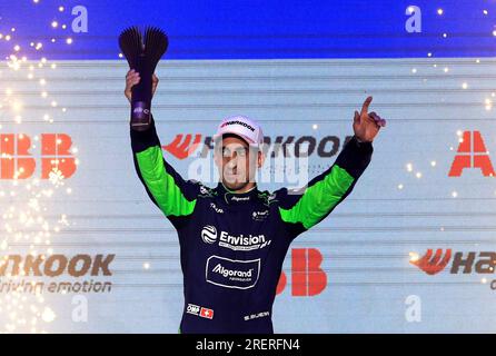 Sebastien Buemi di Envision Racing festeggia il terzo posto dopo la gara del sabato nella prima giornata dell'e-Prix di Londra Hankook 2023 all'Excel Circuit di Londra. Data immagine: Sabato 29 luglio 2023. Foto Stock