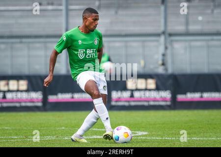 Taunusstein Wehen, Germania. 22 luglio 2023. TAUNUSSTEIN-WEHEN, GERMANIA - 22 LUGLIO: Deroy Duarte di fortuna Sittard durante l'amichevole pre-stagionale tra SV Wehen Wiesbaden e fortuna Sittard alla BRITA-Arena il 22 luglio 2023 a Taunusstein-Wehen, Germania (foto di Orange Pictures) credito: Orange Pics BV/Alamy Live News Foto Stock