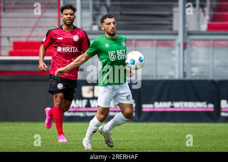 Taunusstein Wehen, Germania. 22 luglio 2023. TAUNUSSTEIN-WEHEN, GERMANIA - 22 LUGLIO: Arianit Ferati di fortuna Sittard durante l'amichevole pre-stagionale tra SV Wehen Wiesbaden e fortuna Sittard alla BRITA-Arena il 22 luglio 2023 a Taunusstein-Wehen, Germania (foto di Orange Pictures) credito: Orange Pics BV/Alamy Live News Foto Stock