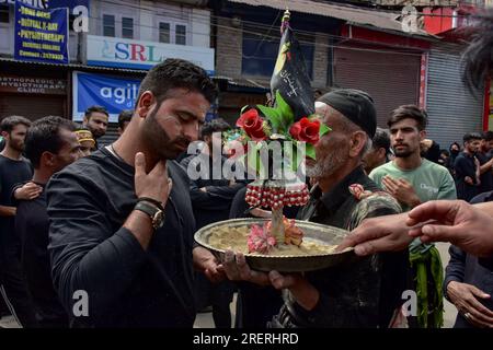 Srinagar, India. 29 luglio 2023. I musulmani sciiti Kashmiri eseguono rituali durante una processione religiosa per celebrare Ashura. Ashura è il decimo giorno di Muharram, il primo mese del calendario islamico, osservato in tutto il mondo in ricordo del martirio dell'Imam Hussain, nipote del profeta Maometto (PBUH). (Foto di Saqib Majeed/SOPA Images/Sipa USA) credito: SIPA USA/Alamy Live News Foto Stock