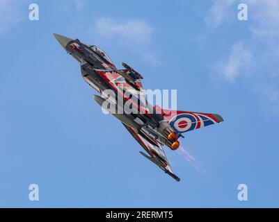 Old Buckenham Aerodrome, Norfolk, Regno Unito. 29 luglio 2023. Una RAF Eurofighter Typhoon FGR.4 che sale con postbruciatore durante la mostra all'Old Buckenham Airshow. L'aereo da esposizione fu pilotato dal Flight Lieutenant Matt Brighty del 29 Squadron di base alla RAF Coningsby nel Lincolnshire. Crediti: Stuart Robertson/Alamy Live News. Foto Stock