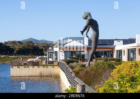 Benguela Cove Winery, Walker Bay, Hermanus, Western Cape Winelands, Sudafrica con scultura in bronzo "Faith" di Anton Smit Foto Stock