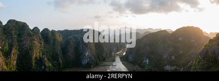 Vista serale dal punto di osservazione di Hang Mua nella provincia di Ninh Binh nel Vietnam settentrionale, sulla valle di Tam Coc e sulle cime carsiche calcaree Foto Stock