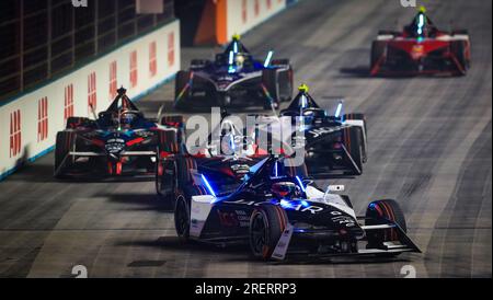 Mitch Evans di Jaguar TCS Racing seguito da Pascal Wehrlein DI TAG Heuer Porsche durante la gara di sabato del primo giorno dell'e-Prix di Londra Hankook 2023 all'Excel Circuit di Londra. Data immagine: Sabato 29 luglio 2023. Foto Stock