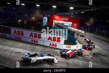 Sam Bird di Jaguar TCS Racing (a sinistra) segue Pascal Wehrlein di TAG Heuer Porsche (secondo a sinistra) durante la gara del sabato, il primo giorno dell'e-Prix di Londra Hankook 2023 all'Excel Circuit di Londra. Data immagine: Sabato 29 luglio 2023. Foto Stock