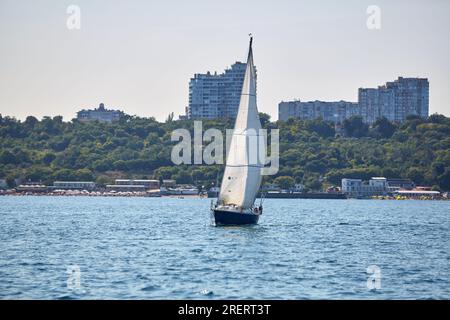 Regata di yacht a vela. Molti yacht a vela di fila. yacht a vela sotto gennaker, relatore, genova Foto Stock