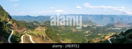 Autostrada presso la porta del cielo di Quan Ba sul famoso percorso panoramico di ha Giang nel nord del Vietnam Foto Stock