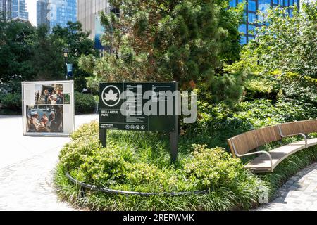 Il bella Abzug Park si trova a Hudson Yards, sul lato ovest di Manhattan, New York, USA, 2023 Foto Stock