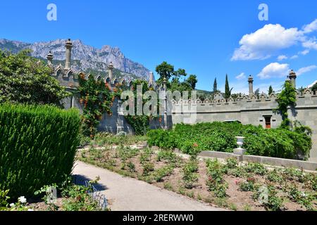 Alupka, Crimea - luglio 06. 2019. Il muro del Palazzo Vorontsovsky con vista sul Monte ai-Petri Foto Stock