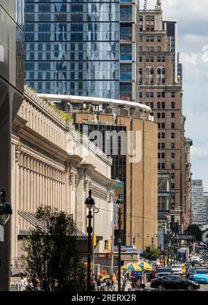 Madison Square Garden e l'esterno della sala dei treni di Moynihan visto dall'estensione verso est della High line, 2023, New York City, USA Foto Stock
