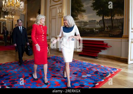 Parigi, Francia. 25 luglio 2023. U.S First Lady Jill Biden, a sinistra, cammina con la first lady francese Brigitte Macron dopo essere arrivata all'Elysee Presidential Palace, il 25 luglio 2023 a Parigi, in Francia. Biden è a Parigi per una cerimonia che celebra il ritorno degli Stati Uniti all'UNESCO dopo oltre mezzo decennio di assenza. Credito: Adam Schultz/White House Photo/Alamy Live News Foto Stock