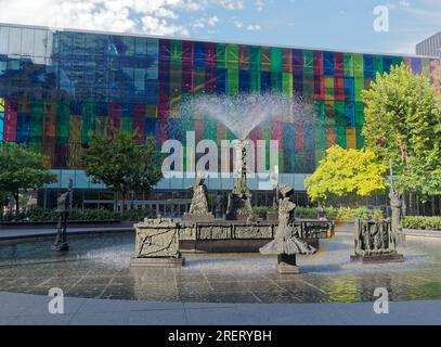 Jean-Paul-Riopelle Place con la scultura la joute. Montreal, Quebec, Canada. Foto Stock