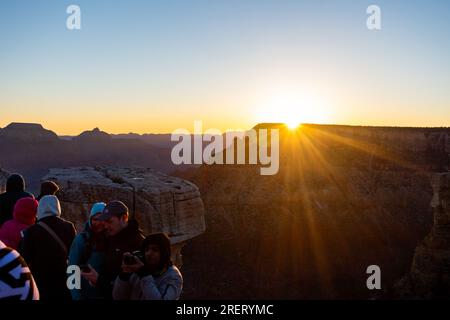 I turisti catturano l'alba al Grand Canyon. Foto Stock