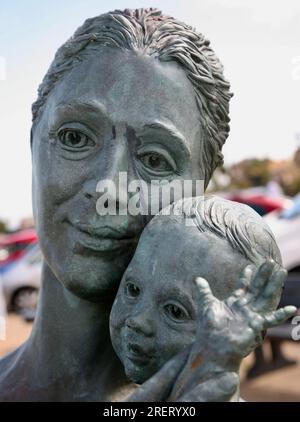 Una vista della statua Welcome Home sull'Esplanade, Porto di Fleetwood, Lancashire, Regno Unito, Europa Foto Stock