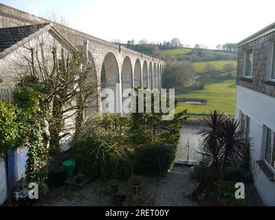 Calstock, Cornovaglia, Regno Unito - marzo 2022: Il lato nord del viadotto di Calstock visto da Commercial Road. Foto Stock