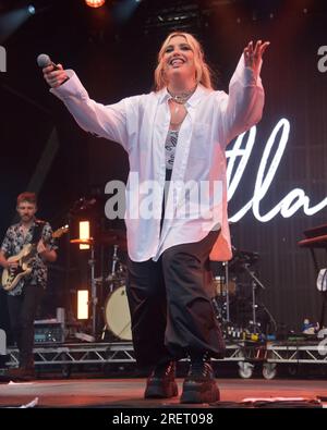 Lulworth Castle, Dorset, Regno Unito. 28 luglio 2023. Ella Henderson a Camp Bestival, Lulworth Castle, Dorset Credit: Graham Tarrant/Alamy Live News Foto Stock