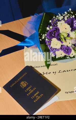 Barcellona, Catalogna, Spagna-29 de julio de 2023: Documento ufficiale del libro di famiglia spagnolo. Foto Stock