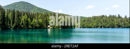 Vista panoramica del Lago inferiore Die Fusine nelle Alpi Giulie dell'Italia nord-orientale Foto Stock