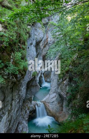 Cascate che si infrangono tra le strette pareti rocciose all'interno del Garnitzenklamm, nello stato austriaco della Carinzia Foto Stock