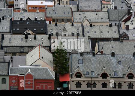 Vista dei tetti di ardesia nel centro di Alesund, Norvegia Foto Stock