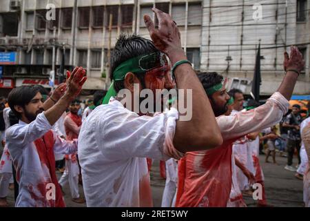 Kolkata, India. 29 luglio 2023. I musulmani sciiti piangono durante una processione Muharram per celebrare Ashura. I musulmani sciiti eseguono un rituale di lutto durante la processione del Muhharum per celebrare Ashura. Ashura è un importante giorno islamico che cade il decimo giorno del mese di Muharram, il primo mese del calendario lunare islamico. Ashura segna la morte di Husayn ibn Ali, nipote del profeta Maometto nella battaglia di Karbala. Il giorno è osservato come la fine di 10 giorni di lutto. Credito: SOPA Images Limited/Alamy Live News Foto Stock